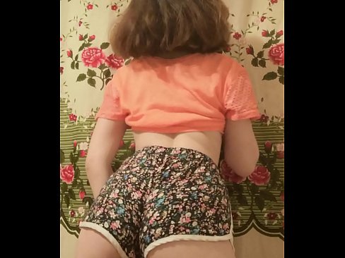 ❤️ Sexi mladá kočka si vyzlieka šortky pred kamerou Porno na nás ☑