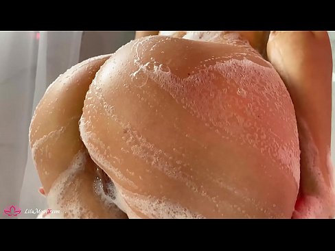 ❤️ Brunetka masturbuje kundičku s vibrátorom až do intenzívneho orgazmu v sprche Porno na nás ☑