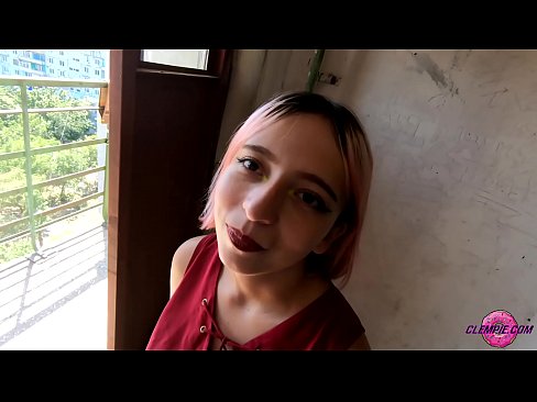❤️ Študentka zmyselne fajčí cudzinca vo vnútrozemí - strieka mu na tvár Porno na nás ☑